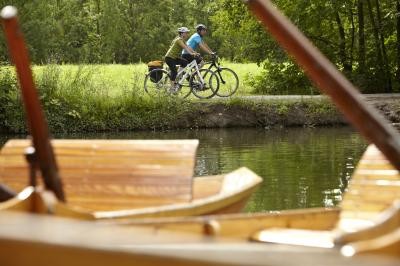 Tourenradfahrer am Bach