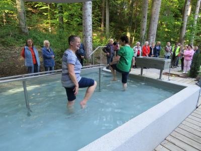 Frauen kneippen in der Kneipp-Insel Seelbach
