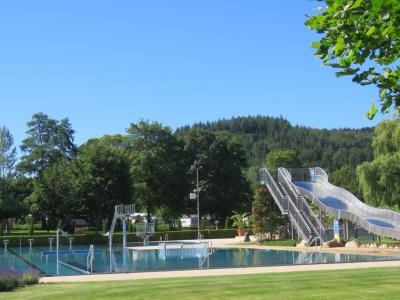 Familienbad Seelbach mit Wasserbecken, Rutsche und Liegewiese