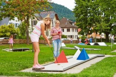 zwei Frauen spielen Minigolf