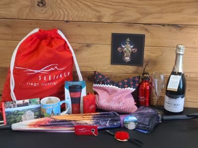 Souvenirs der Kultur- und Tourist-Info Seelbach wie Tasse, Regenschirm, Schlüsselanhänger
