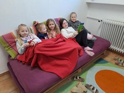 Mädchen beim Lesen in der Betreuung