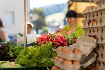 Bild mit einem Marktstand des Bauernmarkts