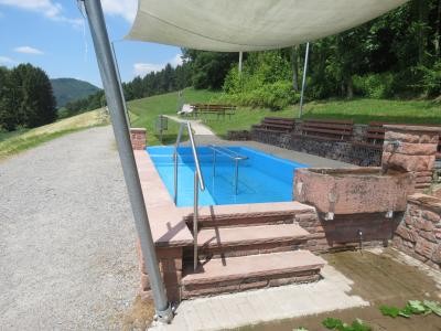 Blick auf die Wassertretstelle Wittelbach mit Sonnensegel und Weg des Aktivparks