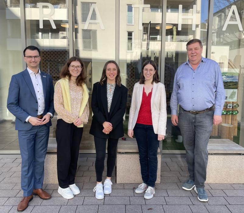 Auf dem Bild von links: Bürgermeister Michael Moser, Hauptamtsleiterin Amelie Rosewich, Stv. Hauptamtsleiterin Pia Feger, Kämmerin Roswitha Wendle und Kämmerer Wolfgang Mech