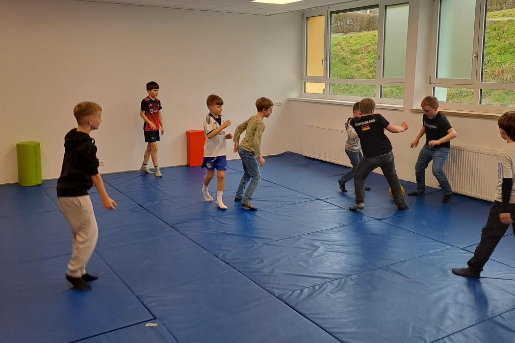 Jungs beim Ballspiel in den Räumen der Betreuung am Geroldsecker Bildungszentrum