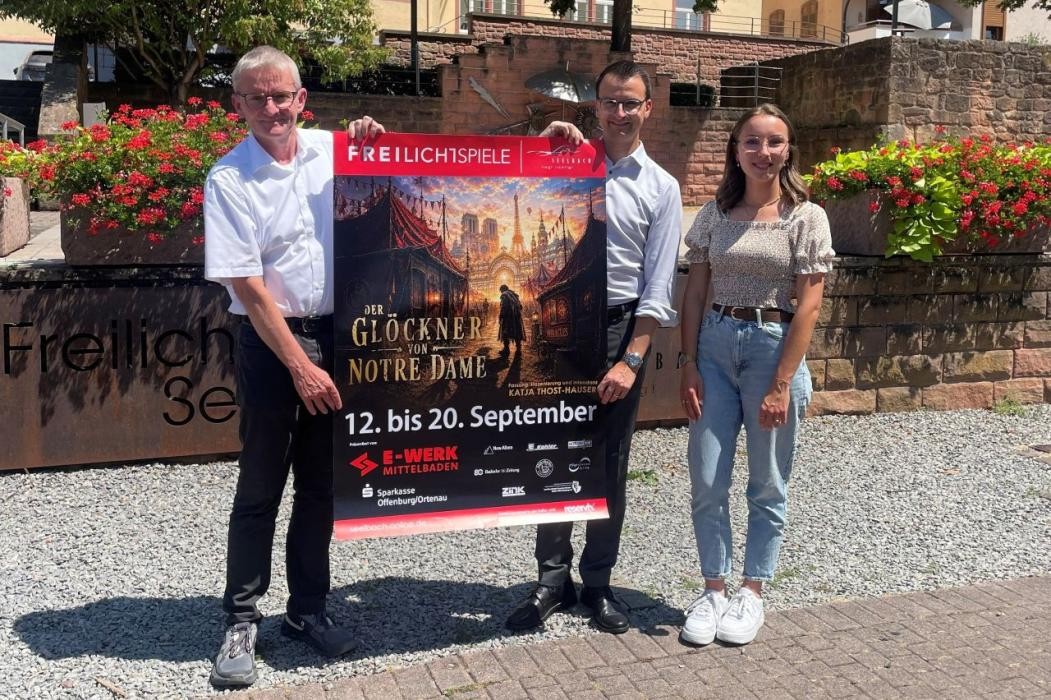 Plakatvorstellung v.l. Martin Wenz (Finanzvorstand E-Werk Mittelbaden), Bürgermeister Michael Moser und Pia Feger (stellvertretende Hauptamtsleiterin)