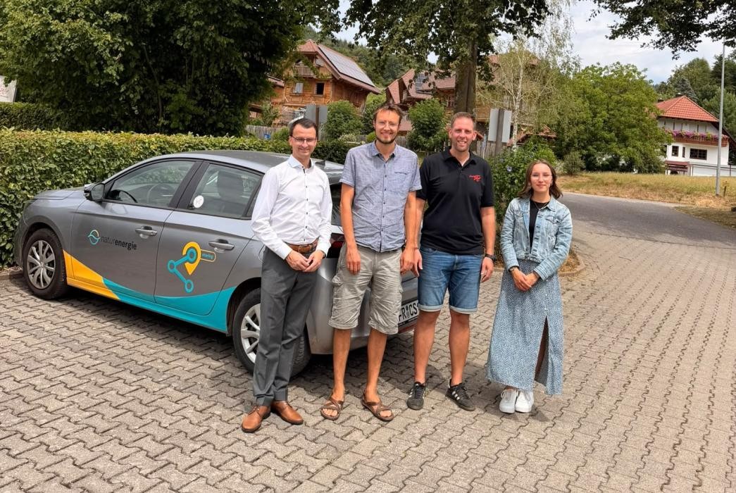 Auf dem Bild von links: Bürgermeister Michael Moser, Jonas Meßmer (naturenergie sharing), Marco Schäfer (Geschäftsführer Ferienparadies Schwarzwälder Hof), Pia Feger (stv. Hauptamtsleiterin)