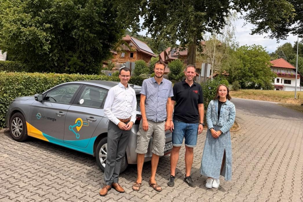 Auf dem Bild von links: Bürgermeister Michael Moser, Jonas Meßmer (naturenergie sharing), Marco Schäfer (Geschäftsführer Ferienparadies Schwarzwälder Hof), Pia Feger (stv. Hauptamtsleiterin)