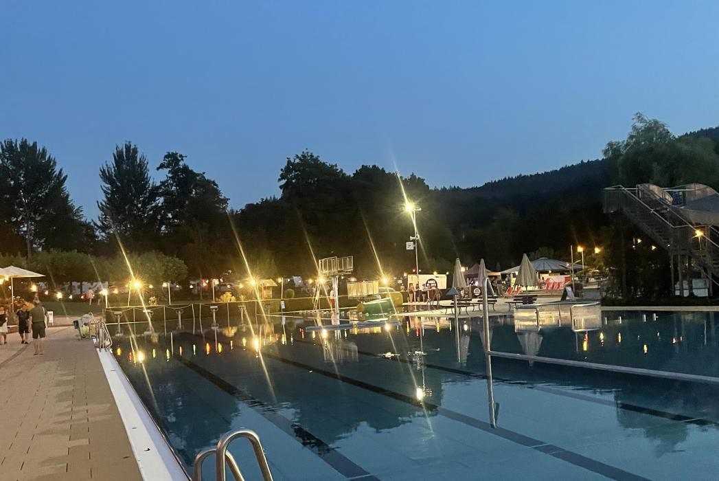 Blick auf das illuminierte Schwimmbad