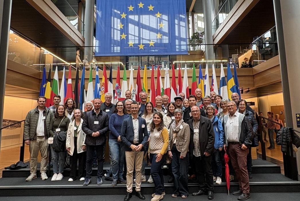 Gruppenbild der Ausflugsgruppe im Europäischen Parlament Straßburg