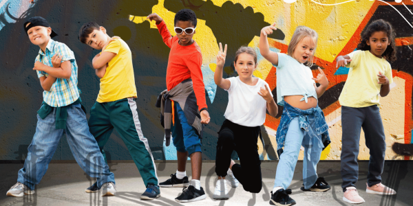 Kinder vor einer bunten Wand