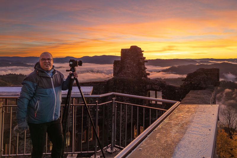 Florian Schäfer auf der Burgruine bei Sonnenaufgang