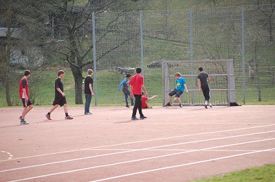 Jugendliche kicken auf der Allwettersportanlage