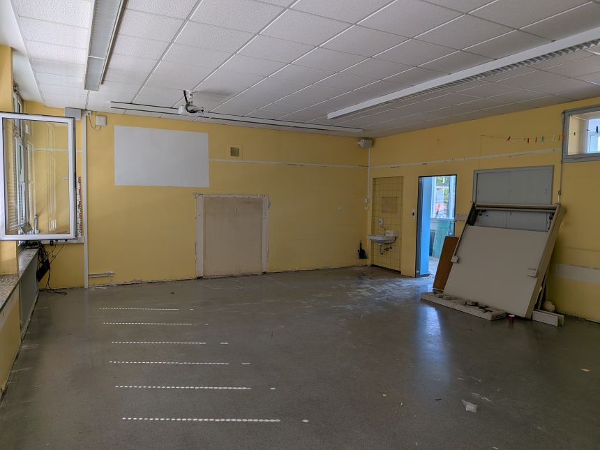 Leeres Klassenzimmer mit abgebauten Elementen an den Wänden