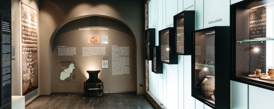 Blick in die Ausstellung Spiegel der Vergangenheit