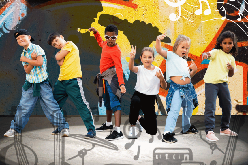 Kinder vor einer bunten Wand