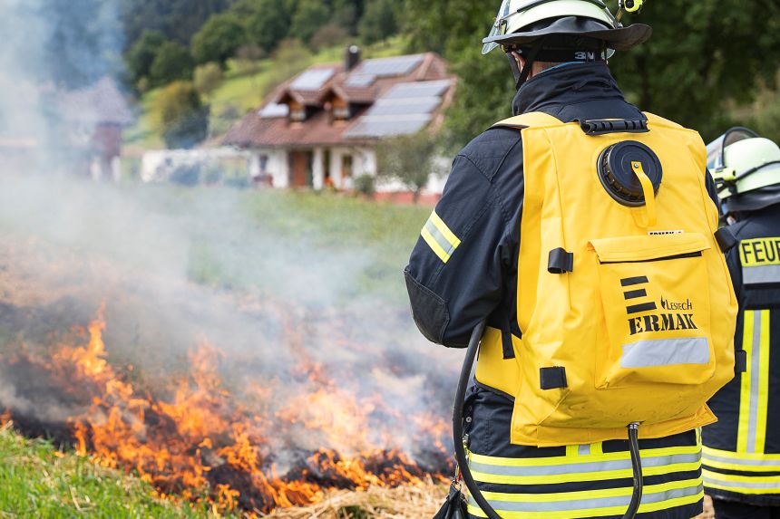 Flächenbrand mit Feuerwehrmann