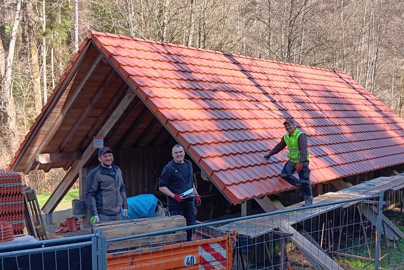 Hütte Waldspielplatz auf dem Bild von links: Simon Himmelsbach, Mario Vetterer und Siegfried Himmelsbach