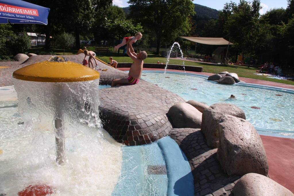 Der Kleinkindbereich im Familienbad, ein Mensch tobt mit einem Kind